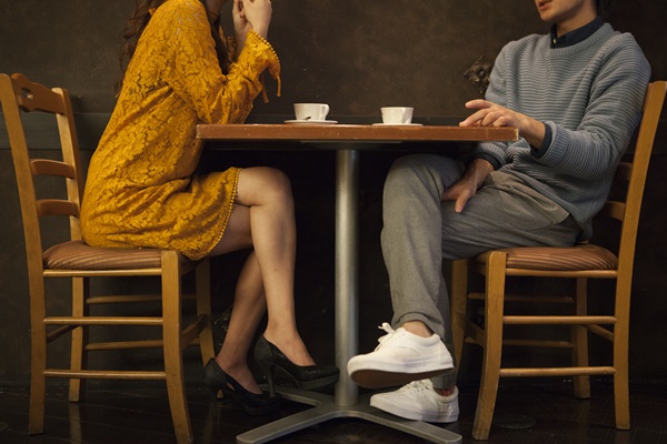 カフェでデートする男女